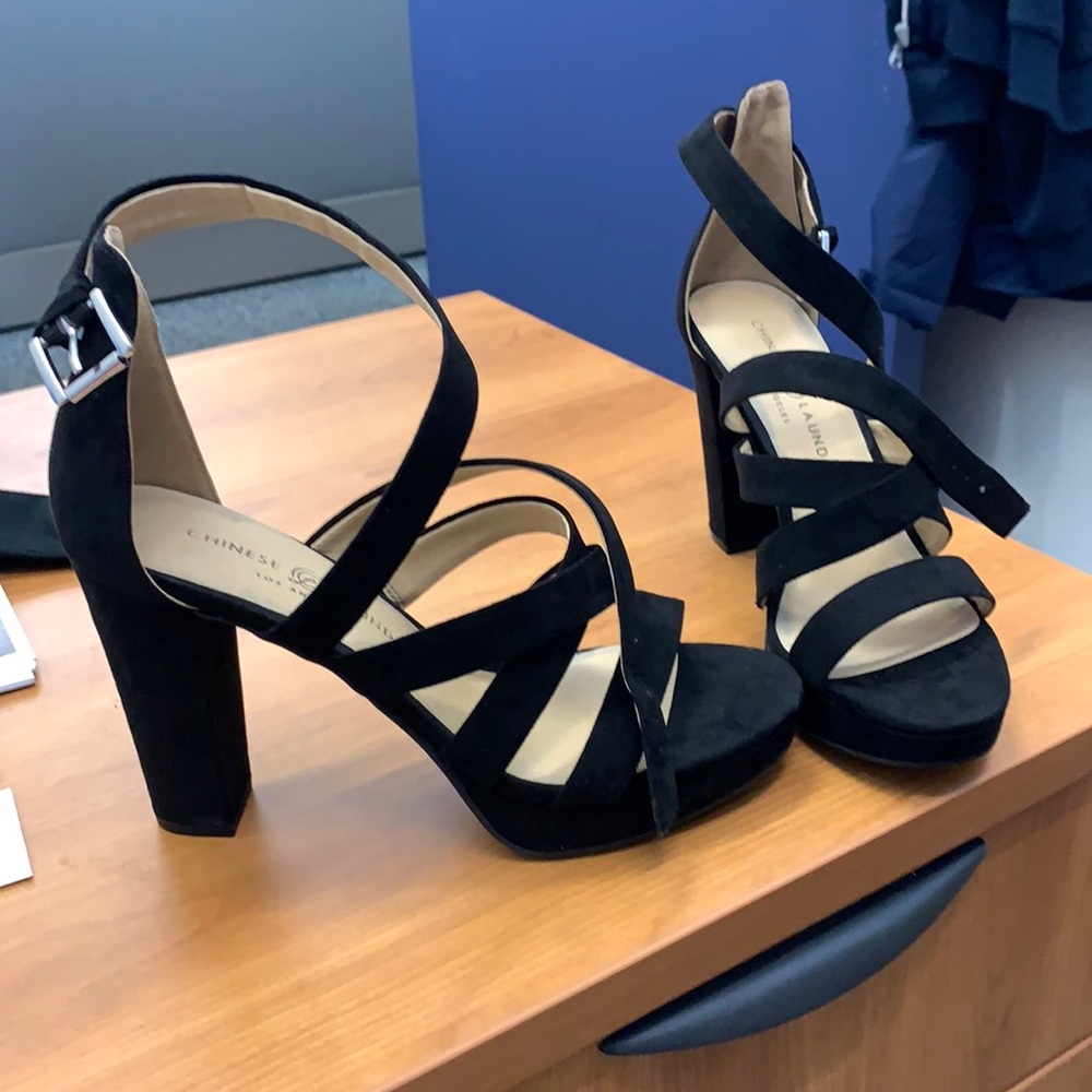 High heel shoes with adjustable buckle